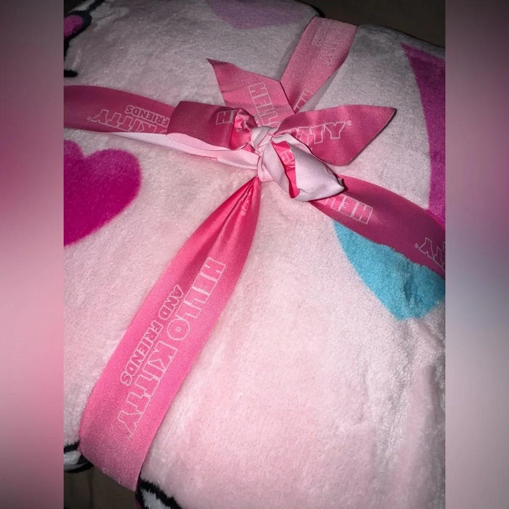 Hello Kitty V-Day Throw - Picture 3 of 3